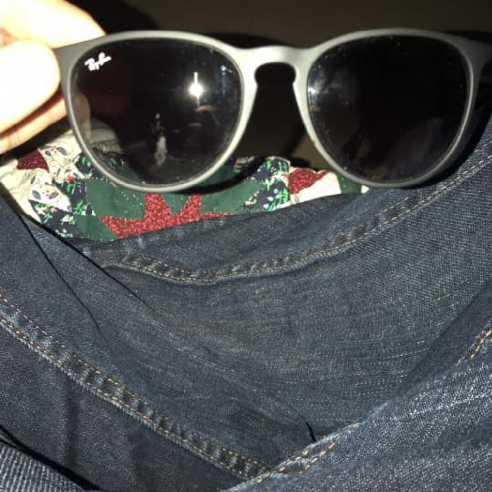 Woman’s ray bans